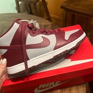 Men’s Nike Dunks. Never been worn, tags still attached.Bought from stadium goods